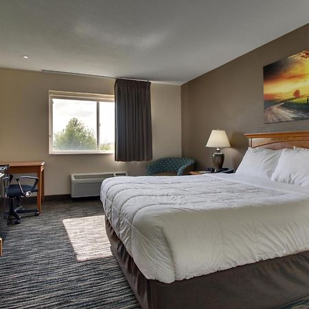 Everspring Inn & Suites Oskaloosa Екстериор снимка