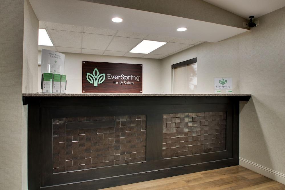 Everspring Inn & Suites Oskaloosa Екстериор снимка
