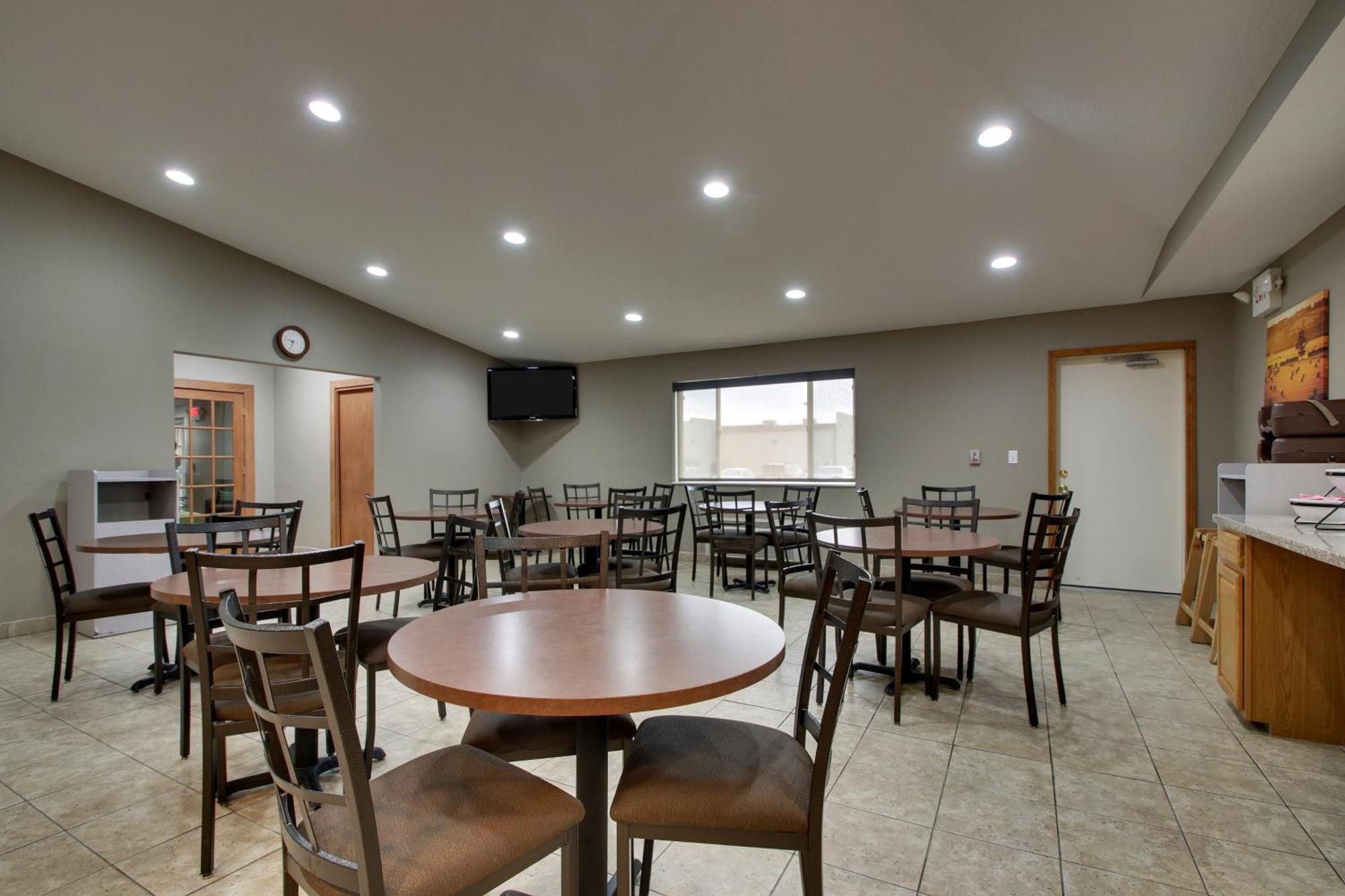Everspring Inn & Suites Oskaloosa Екстериор снимка