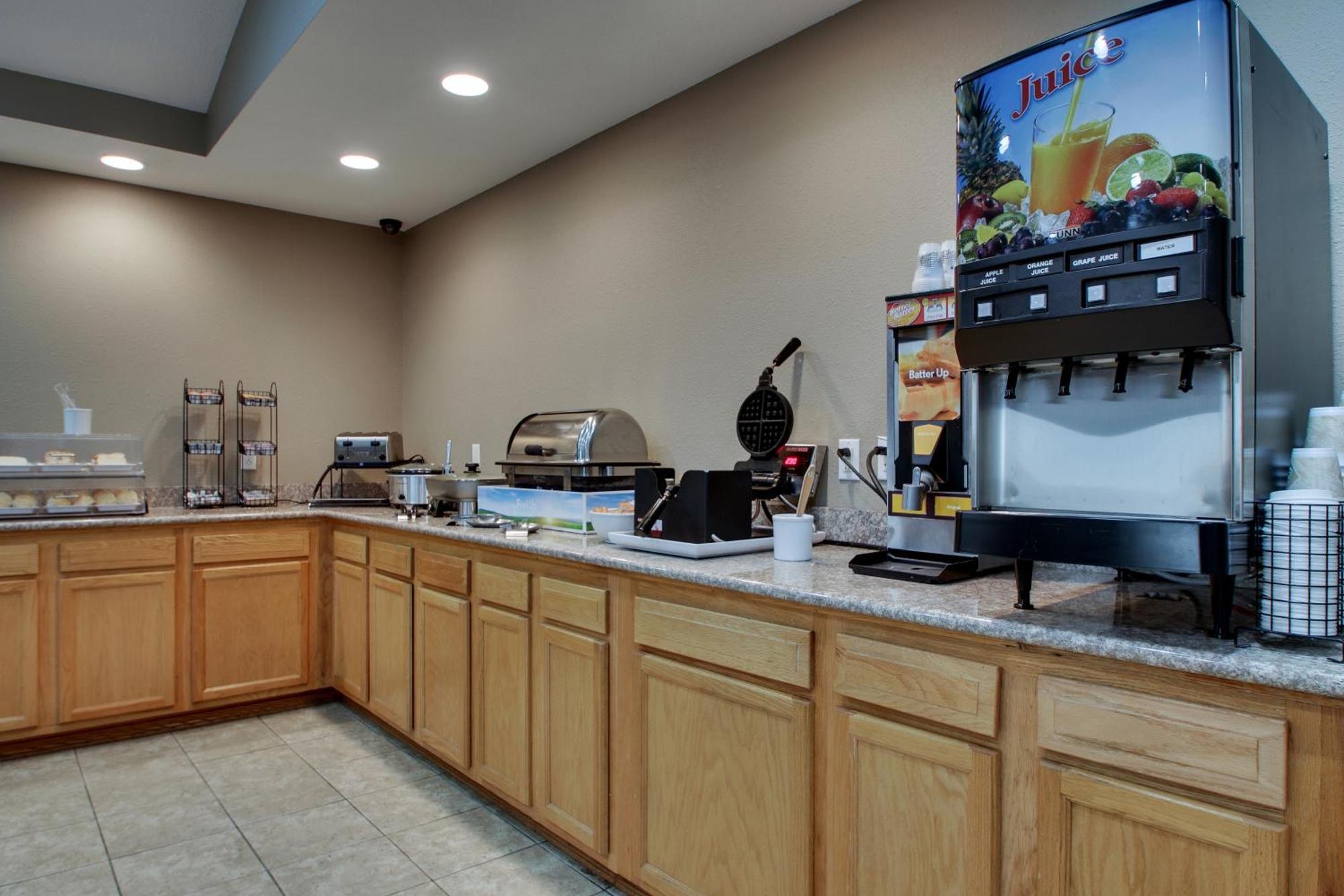 Everspring Inn & Suites Oskaloosa Екстериор снимка