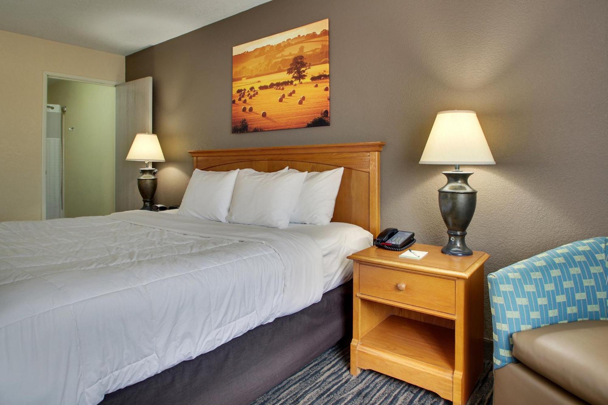 Everspring Inn & Suites Oskaloosa Екстериор снимка