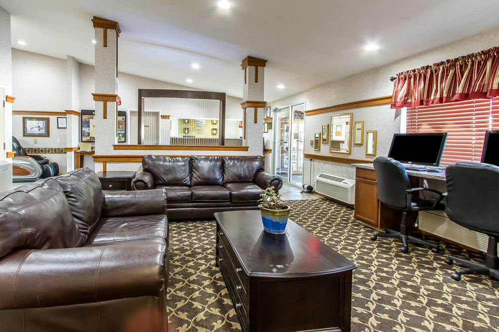 Everspring Inn & Suites Oskaloosa Екстериор снимка
