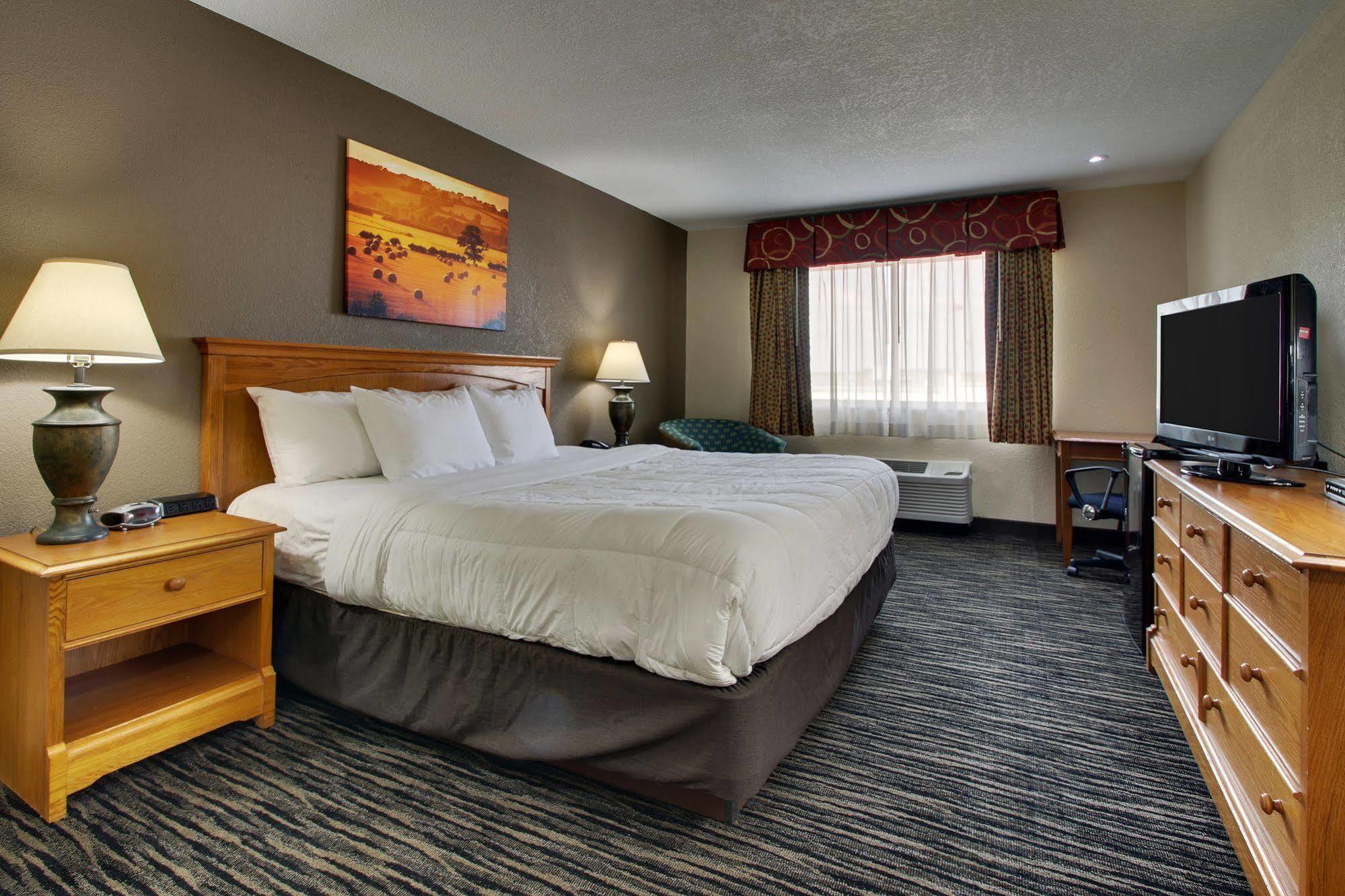 Everspring Inn & Suites Oskaloosa Екстериор снимка
