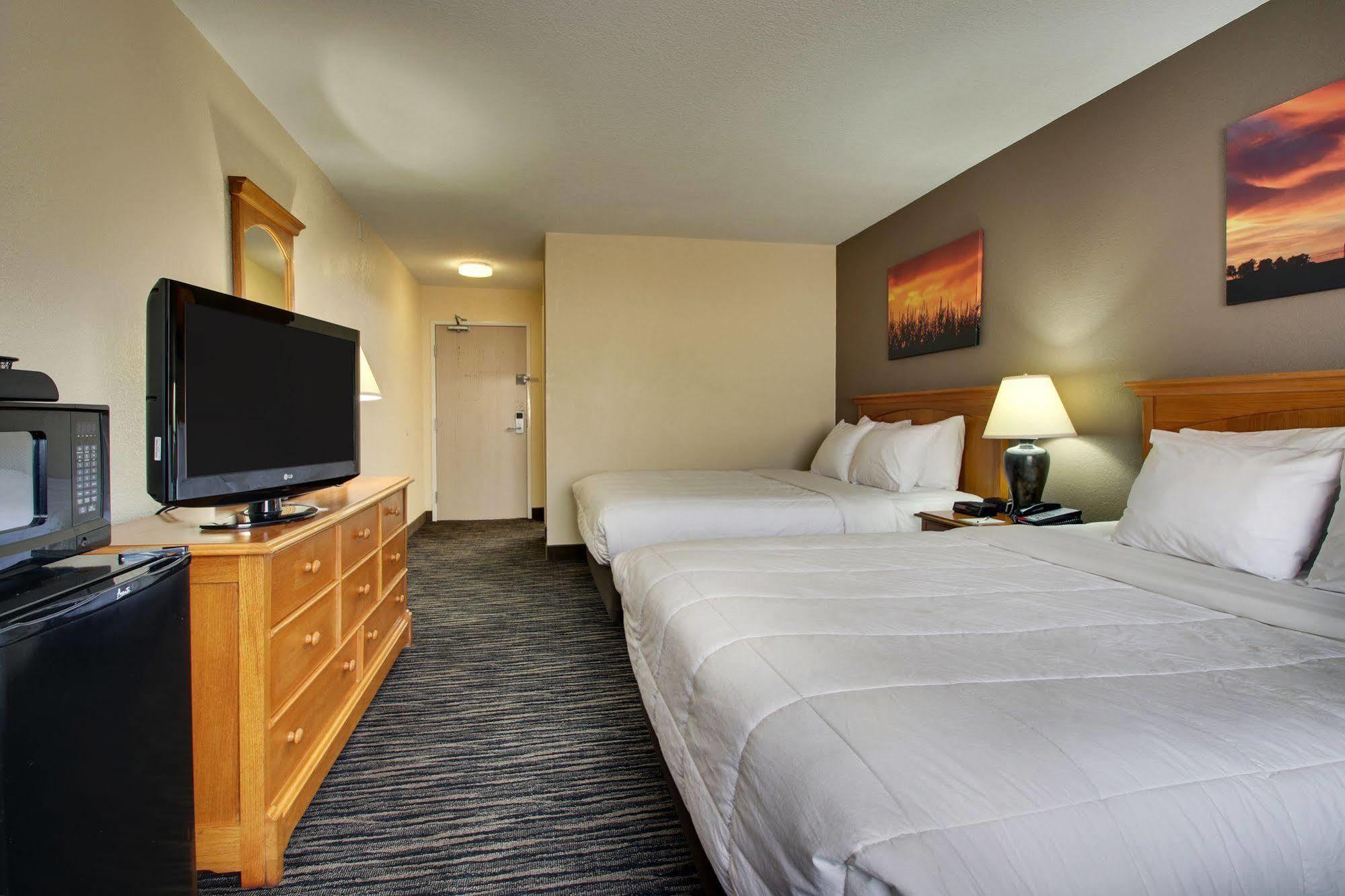 Everspring Inn & Suites Oskaloosa Екстериор снимка