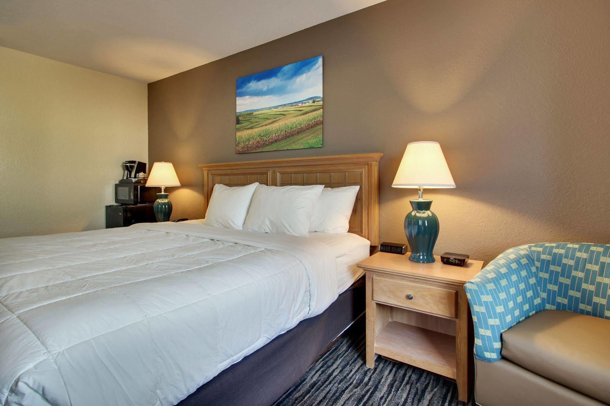 Everspring Inn & Suites Oskaloosa Екстериор снимка