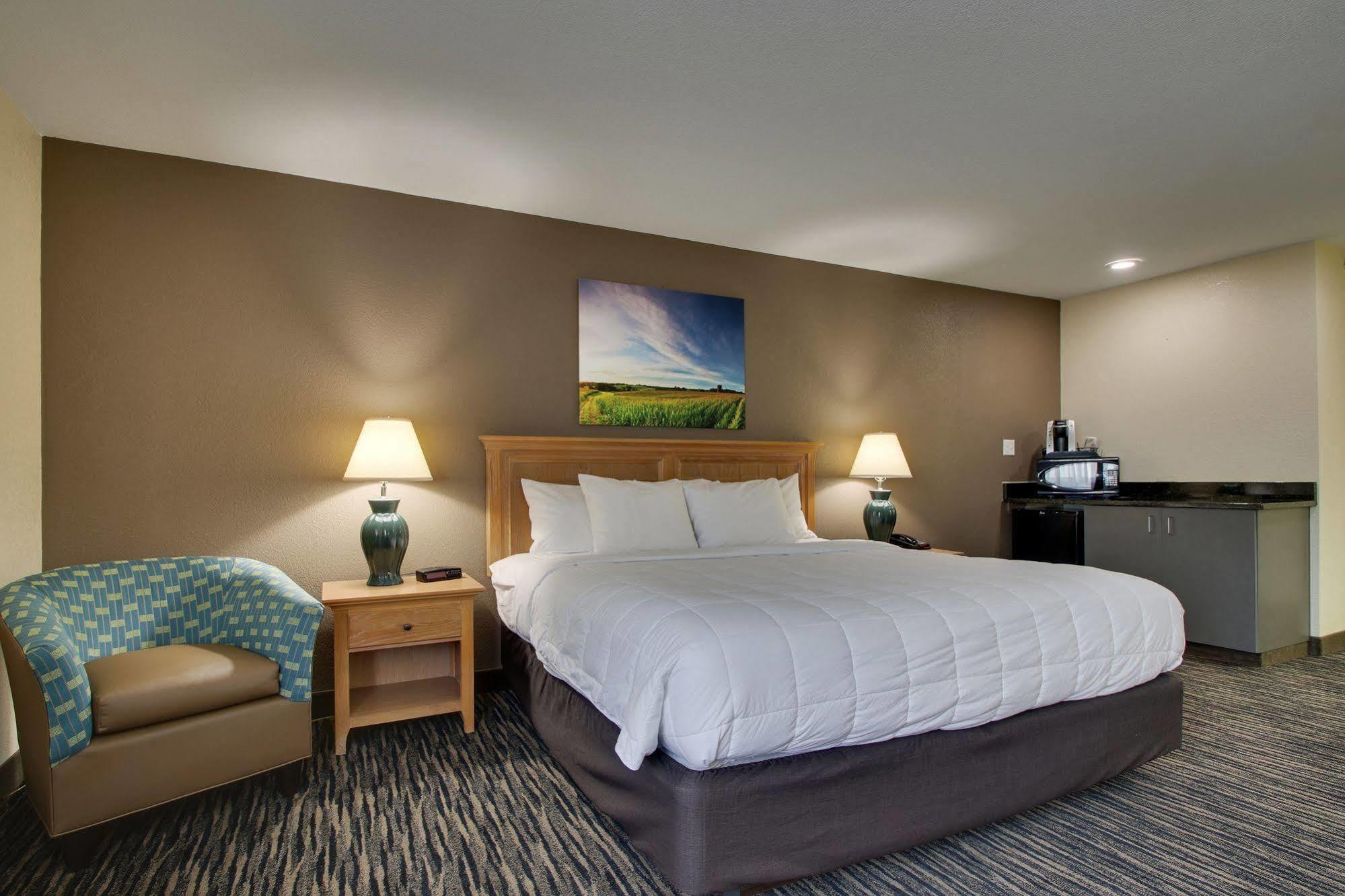 Everspring Inn & Suites Oskaloosa Екстериор снимка