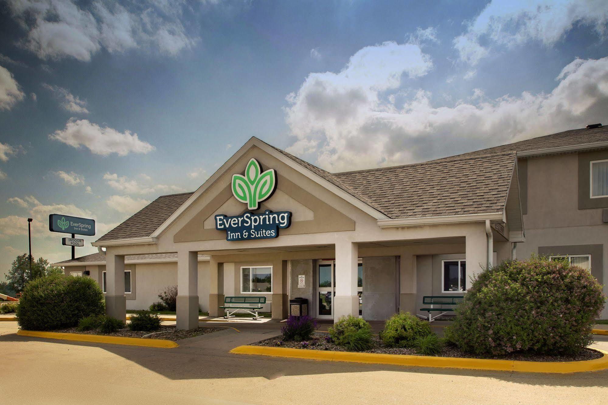 Everspring Inn & Suites Oskaloosa Екстериор снимка