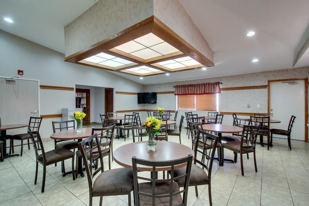 Everspring Inn & Suites Oskaloosa Екстериор снимка