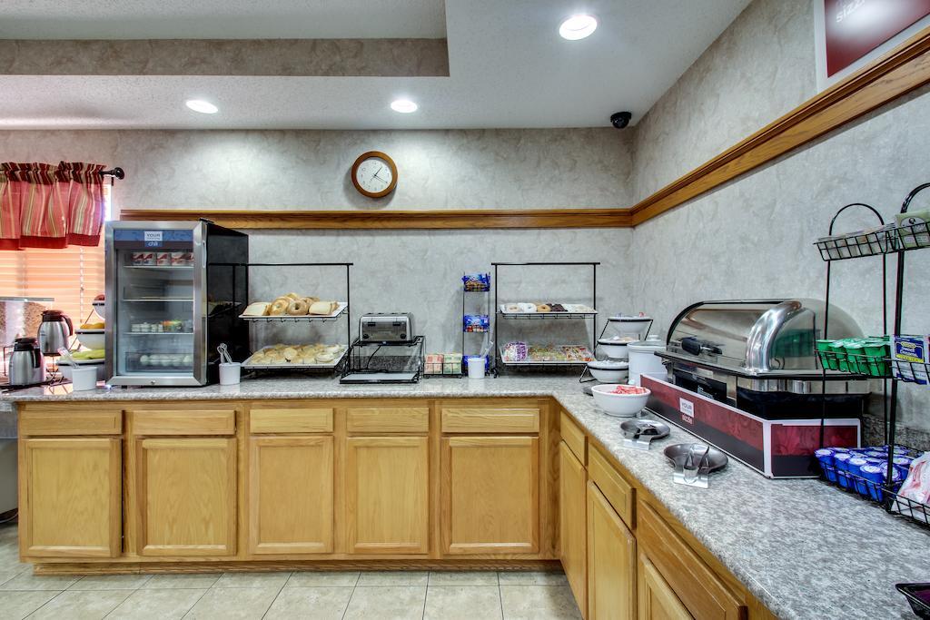 Everspring Inn & Suites Oskaloosa Екстериор снимка