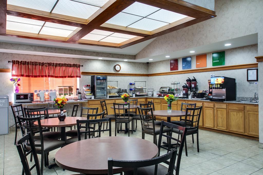 Everspring Inn & Suites Oskaloosa Екстериор снимка